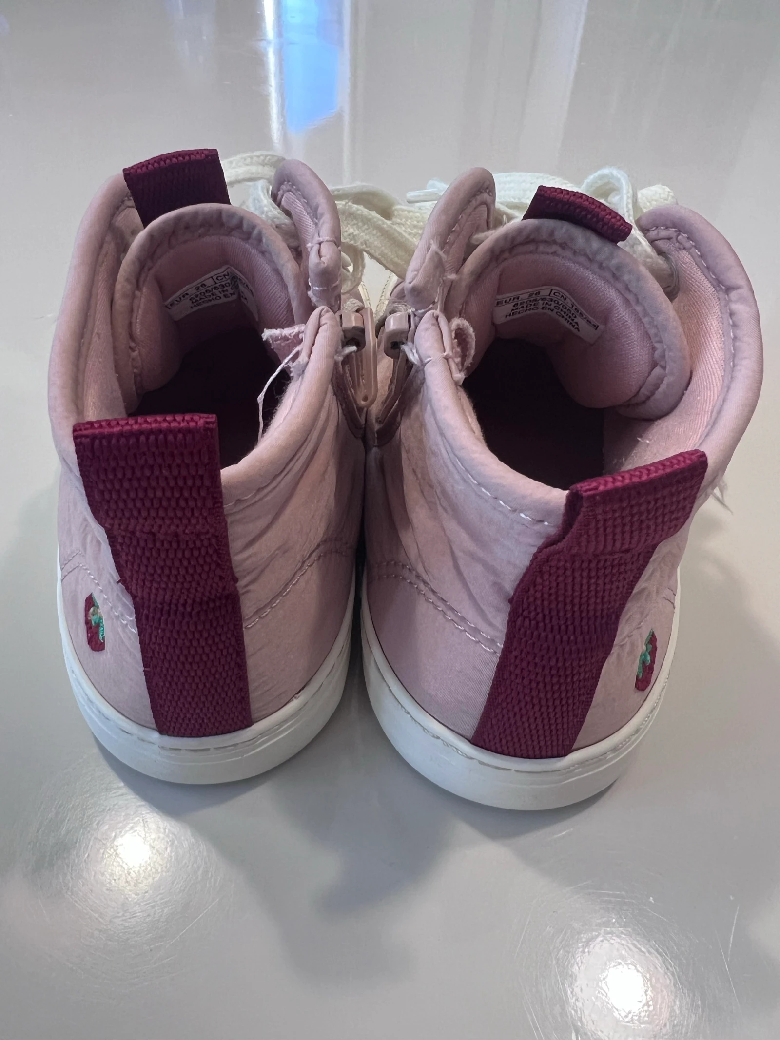 Tênis altos Zara Kids rosa com bordado de morangos - Tamanho 26 – photo 3